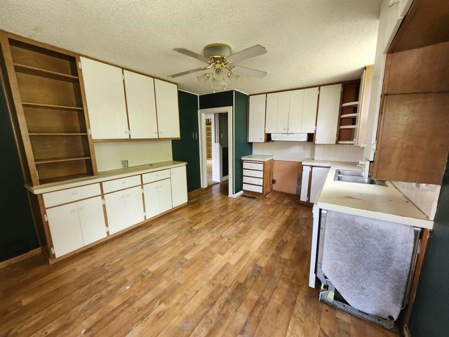 715 W Harvey Ave, Wellington, KS 67152