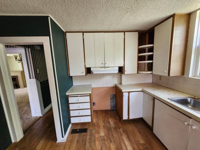 715 W Harvey Ave, Wellington, KS 67152