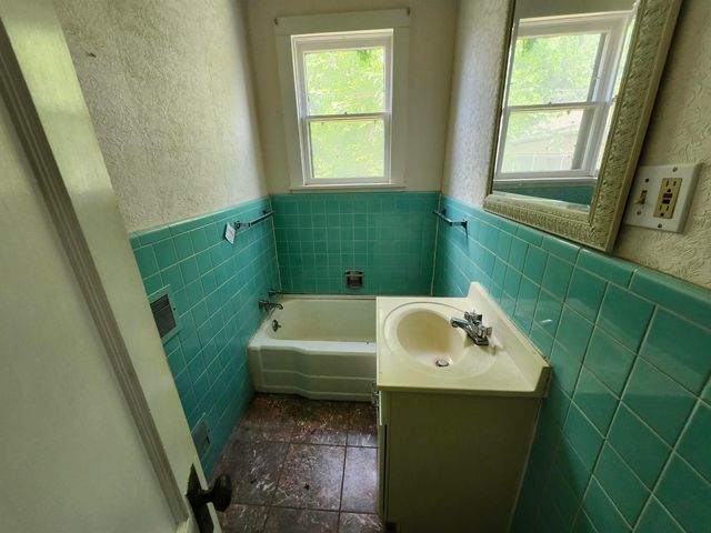 715 W Harvey Ave, Wellington, KS 67152