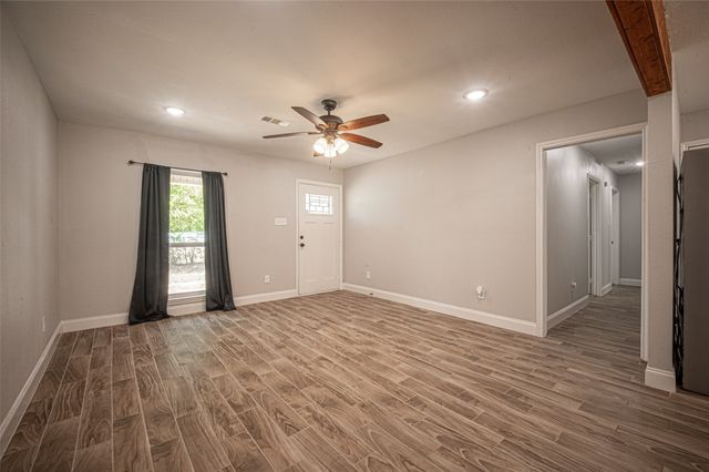 611 S Dallas Street, Palmer, TX 75152