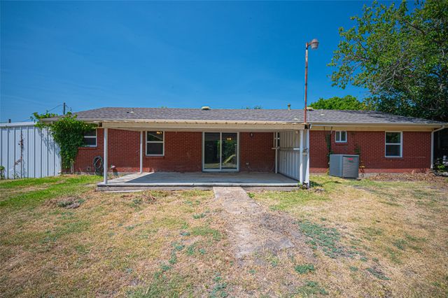 611 S Dallas Street, Palmer, TX 75152