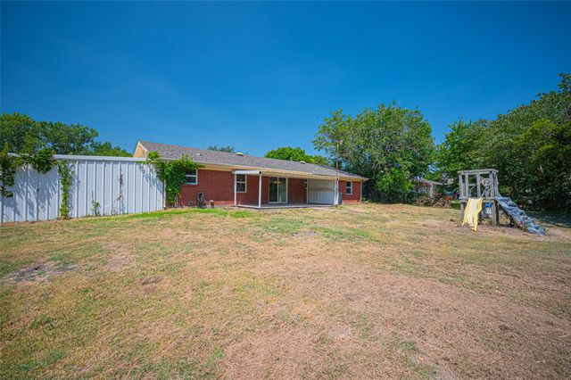611 S Dallas Street, Palmer, TX 75152
