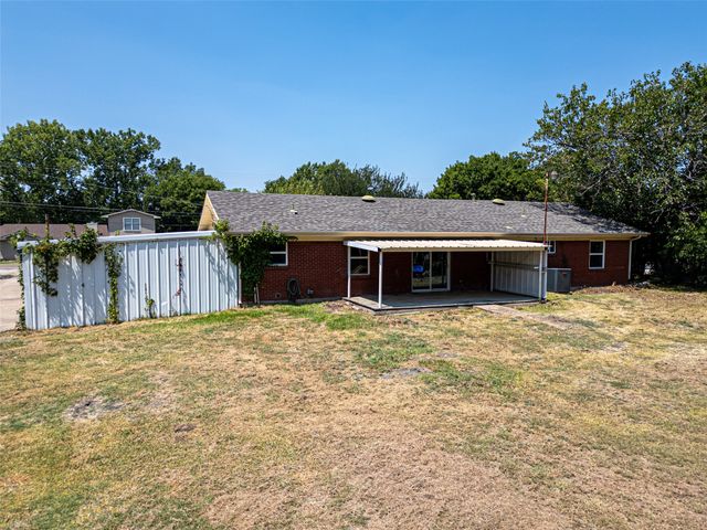 611 S Dallas Street, Palmer, TX 75152