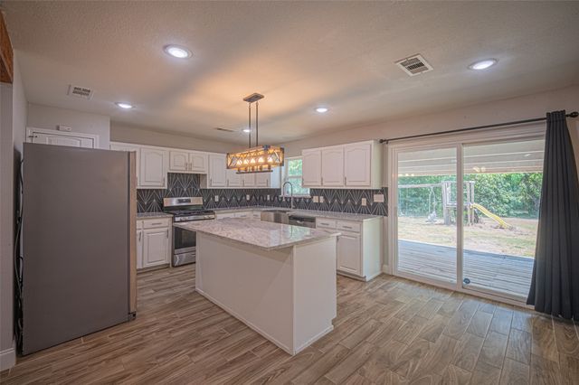 611 S Dallas Street, Palmer, TX 75152
