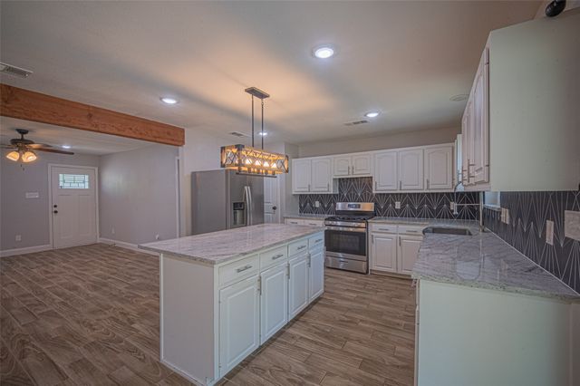 611 S Dallas Street, Palmer, TX 75152