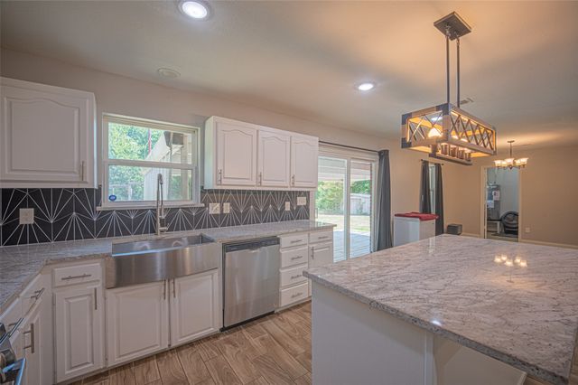 611 S Dallas Street, Palmer, TX 75152