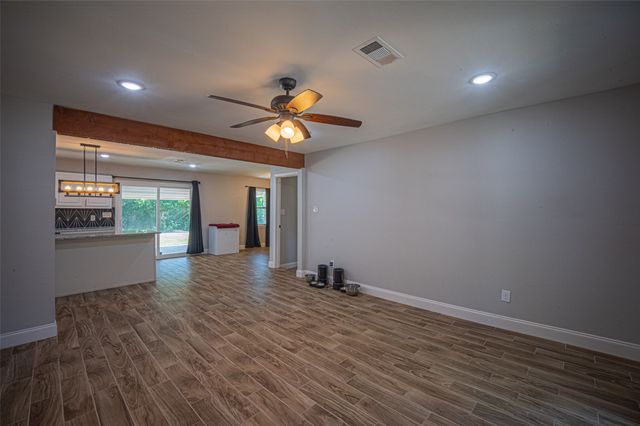 611 S Dallas Street, Palmer, TX 75152