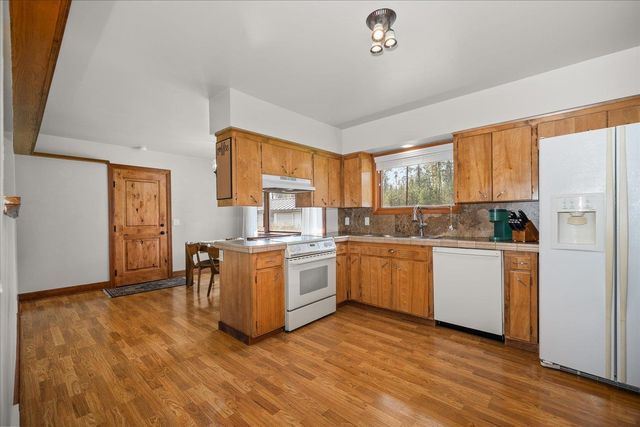 27415 N Bear Lake Rd, Chattaroy, WA 99003