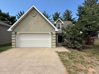 405 S VILLAGE CIR, Columbia, MO 65203