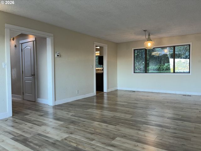 2225 MAINE Ct, North Bend, OR 97459