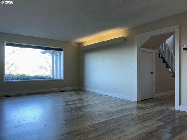 2225 MAINE Ct, North Bend, OR 97459