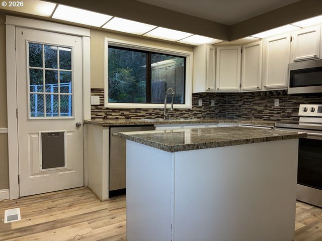 2225 MAINE Ct, North Bend, OR 97459