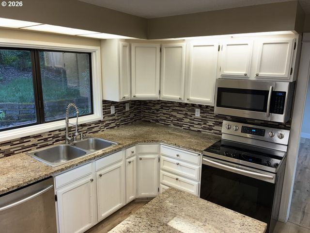 2225 MAINE Ct, North Bend, OR 97459