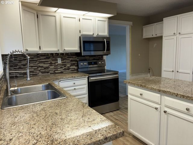 2225 MAINE Ct, North Bend, OR 97459