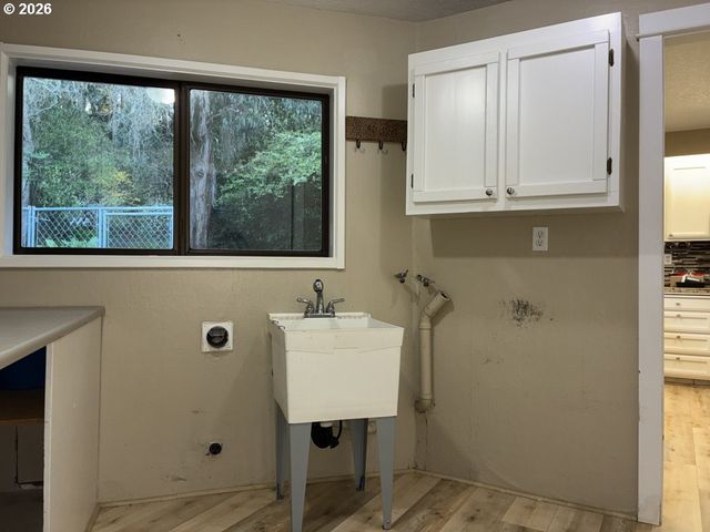 2225 MAINE Ct, North Bend, OR 97459