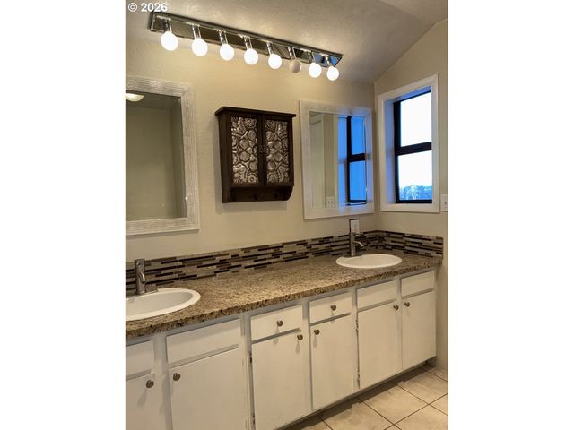 2225 MAINE Ct, North Bend, OR 97459