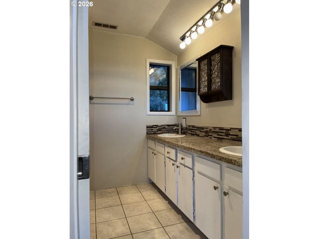 2225 MAINE Ct, North Bend, OR 97459