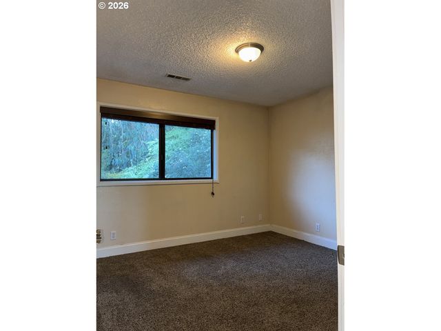 2225 MAINE Ct, North Bend, OR 97459