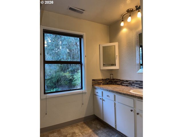 2225 MAINE Ct, North Bend, OR 97459