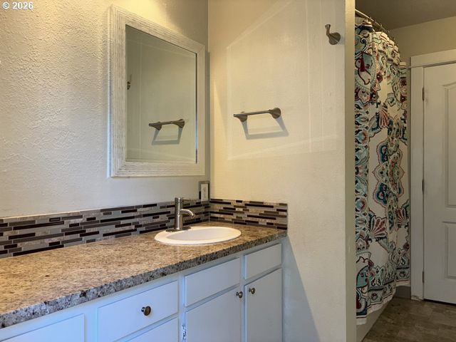 2225 MAINE Ct, North Bend, OR 97459