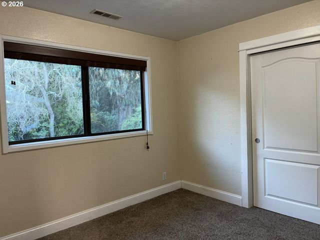 2225 MAINE Ct, North Bend, OR 97459