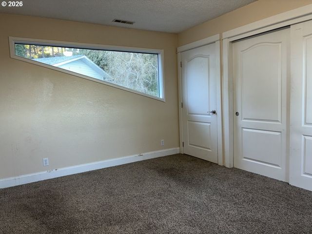 2225 MAINE Ct, North Bend, OR 97459