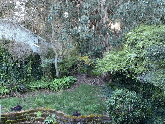 2225 MAINE Ct, North Bend, OR 97459