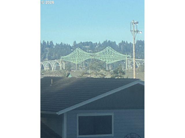 2225 MAINE Ct, North Bend, OR 97459