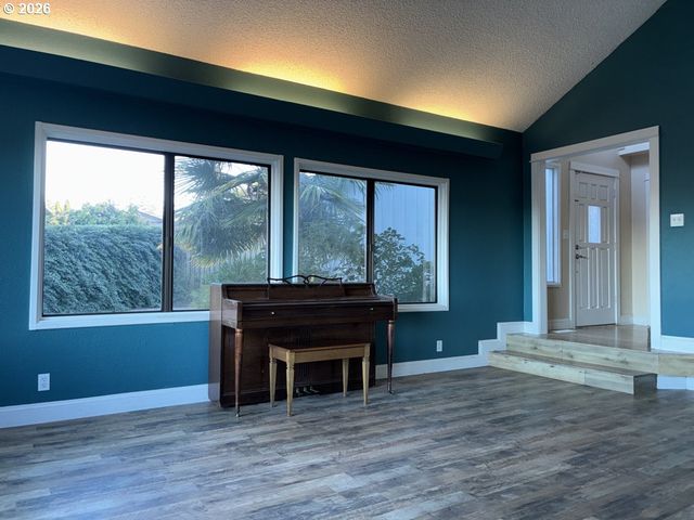 2225 MAINE Ct, North Bend, OR 97459