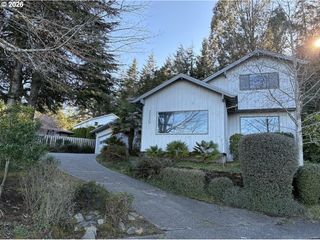 2225 MAINE Ct, North Bend, OR 97459