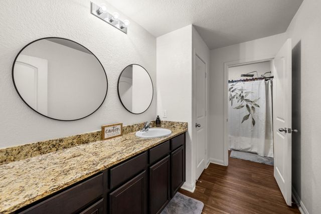 660 Yearwood LN, Jarrell, TX 76537