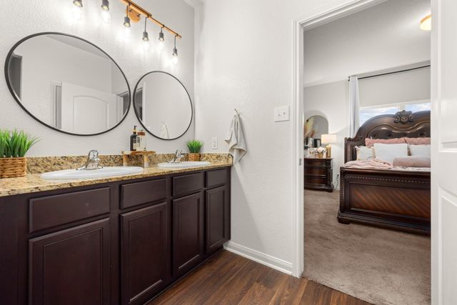 660 Yearwood LN, Jarrell, TX 76537