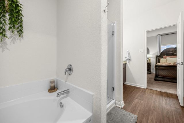 660 Yearwood LN, Jarrell, TX 76537