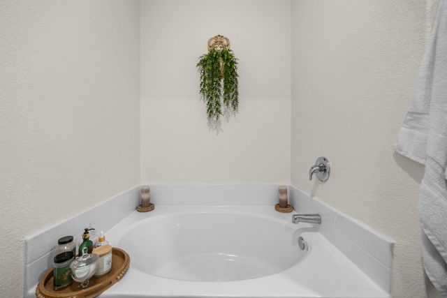 660 Yearwood LN, Jarrell, TX 76537