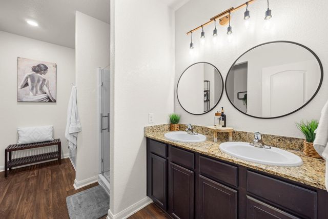 660 Yearwood LN, Jarrell, TX 76537
