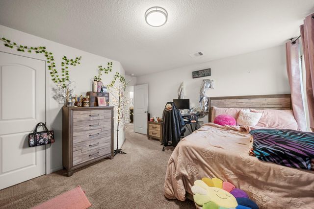 660 Yearwood LN, Jarrell, TX 76537