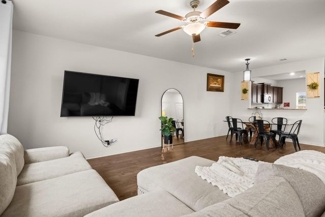 660 Yearwood LN, Jarrell, TX 76537