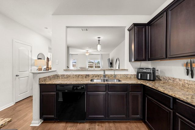 660 Yearwood LN, Jarrell, TX 76537