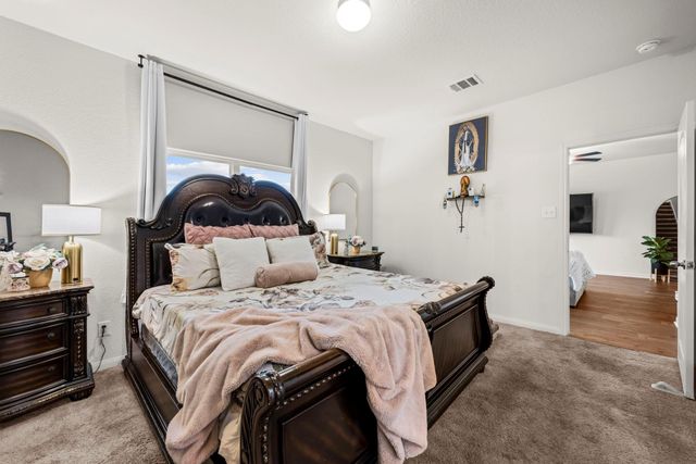 660 Yearwood LN, Jarrell, TX 76537