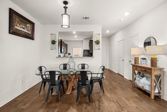 660 Yearwood LN, Jarrell, TX 76537