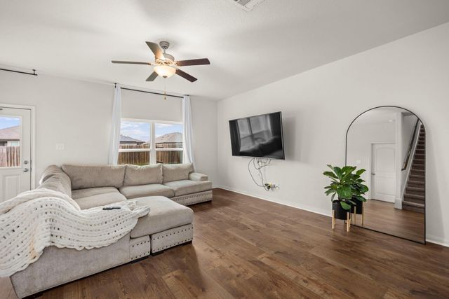 660 Yearwood LN, Jarrell, TX 76537