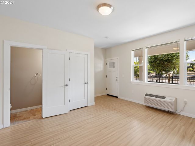 10831 E BURNSIDE St, Portland, OR 97216