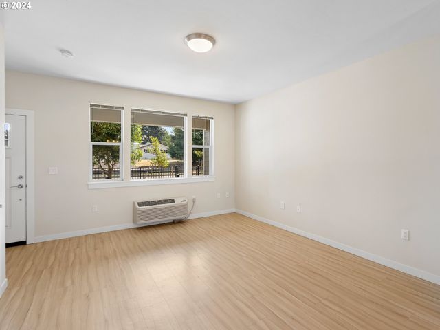 10831 E BURNSIDE St, Portland, OR 97216