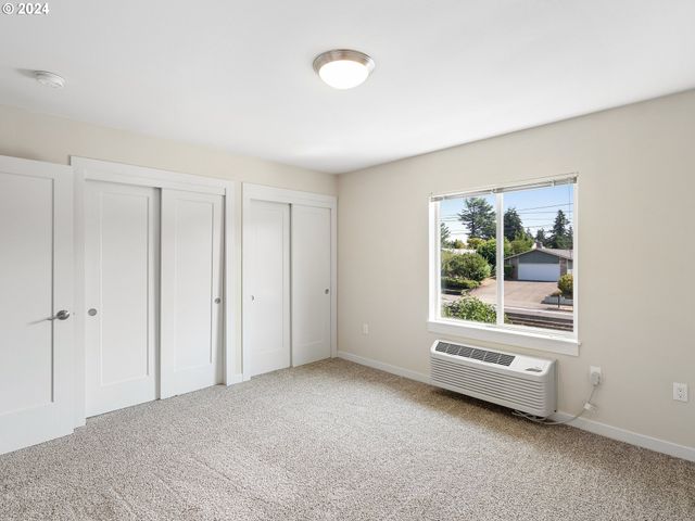 10831 E BURNSIDE St, Portland, OR 97216