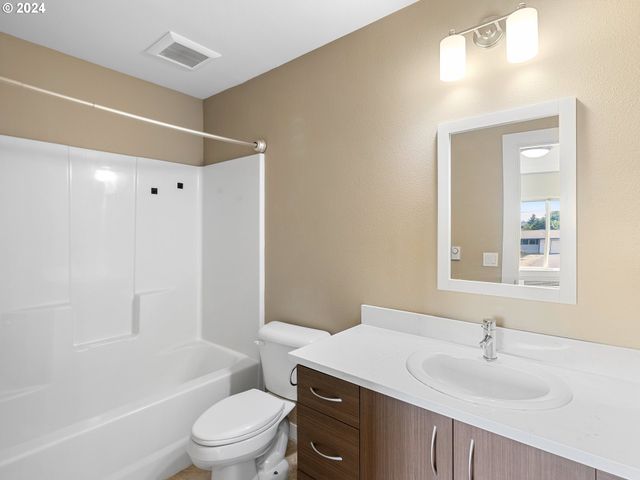 10831 E BURNSIDE St, Portland, OR 97216