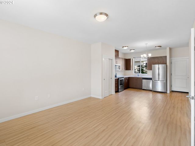 10831 E BURNSIDE St, Portland, OR 97216