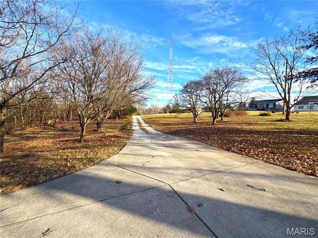 1825 Henke Road, Lake St Louis, MO 63367