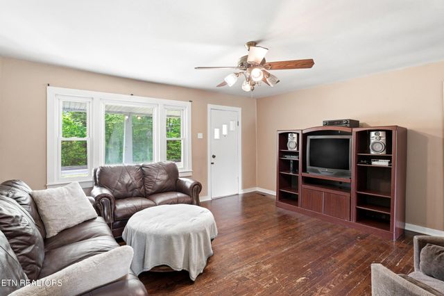 824 Oliver Springs Hwy, Clinton, TN 37716
