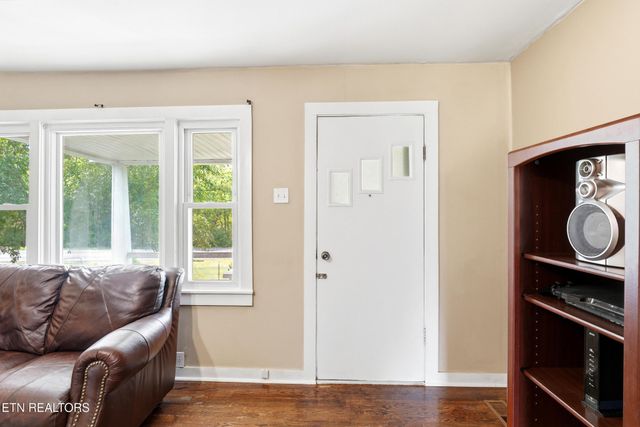 824 Oliver Springs Hwy, Clinton, TN 37716