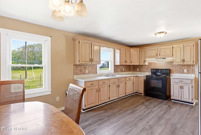 824 Oliver Springs Hwy, Clinton, TN 37716